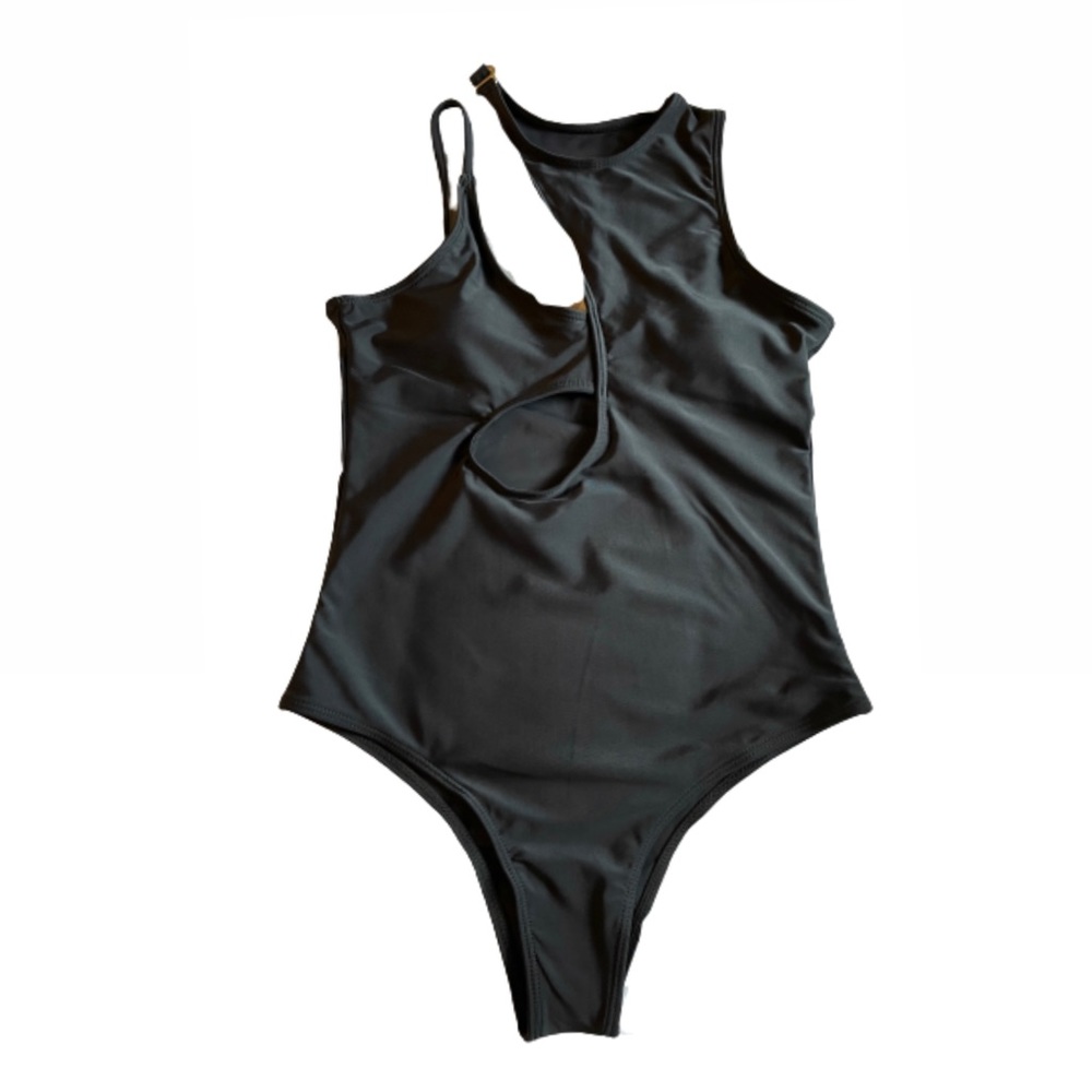 Medium, black, spandex spaghetti strap one piece bathing suit 🩱